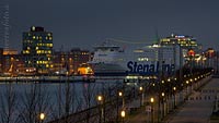  Geschmückte Skandinavienfähre zur Weihnachtszeit im Hafen von Kiel am späten Abend – Bild-2