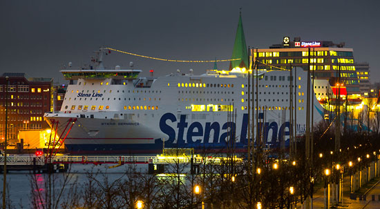 Geschmückte Skandinavienfähre zur Weihnachtszeit im Hafen von Kiel am späten Abend