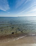  Der Strand von Kiel-Friedrichsort an einem sonnigen Vormittag im Frühling.