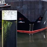  Der Bug des Schleppers „Kiel“ und ein Dalben im Kieler Hafen