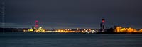  Die Wik und ein Blick über die Kieler-Förde auf die Hafenanlagen des Ostufers und das Gemeinschaftskraftwerk Kiel bei Einbruch der Nacht