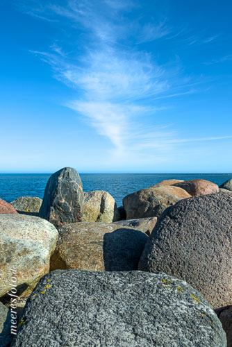 Eine Steinbuhne bei Laboe, die Kieler Aussenförde und „Federwolken“ an einem sonnigen Tag