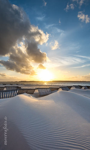 Sanddünen am Ostseestrand von Laboe im Gegenlicht des Sonnenuntergangs