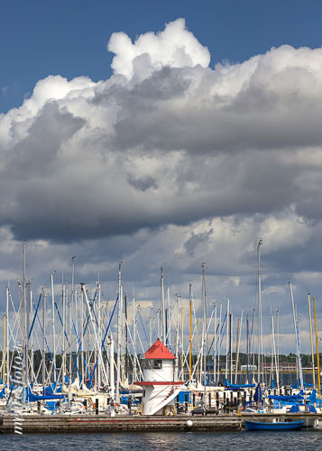 Der Juliusturm im Sportboothafen von Mönkeberg unter sommerlichen Cumuluswolken