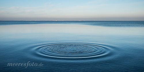 Kreisrunde Wellen eines ins Wasser geworfenen Steines