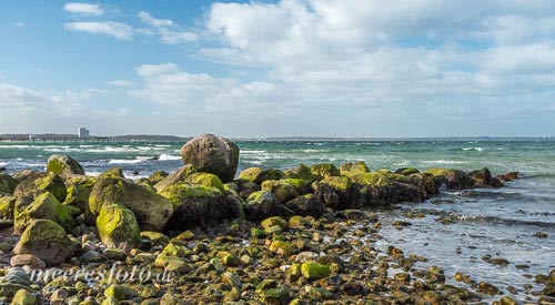 Eine Buhne mit großen Steinen am wilden Oststrand von Niendorf an der Ostsee