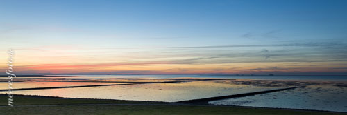 Das Nordfriesische Wattenmeer und Lahnungen vor Nordstrand im letzten Sonnenlicht