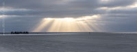  Abendliche Sonnenstrahlen über dem Nordseehorizont bei Sankt Peter-Ording Bad