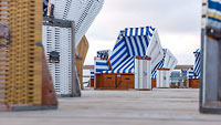  Strandkörbe auf den Holzplanken eines Podestes am Strand von Sankt Peter-Ording