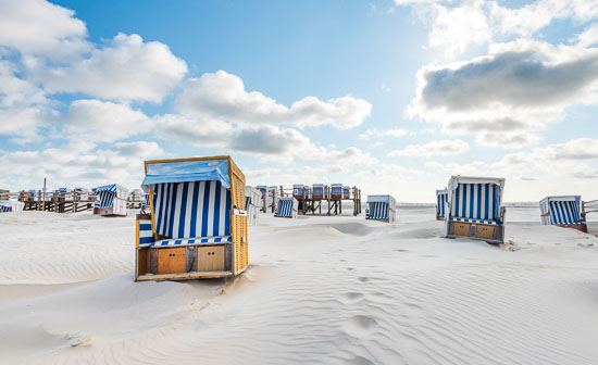 Der Strand von Sankt Peter-Ording Bad mit Strandkörben an einem sonnigen Tag