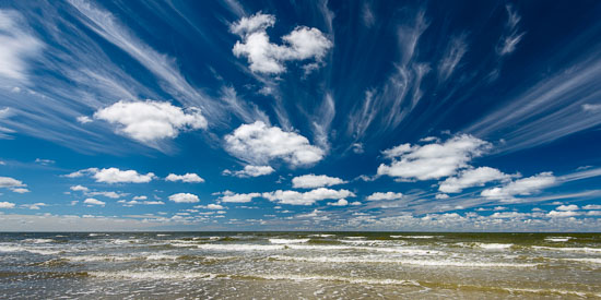 Cirruswolken und Cumuluswolken am Sommerhimmel über dem Ufer von Sankt Peter-Ording