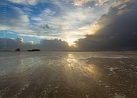  Nordseewellen, Sonnennuntergang und herbstliche Sturmwolken am Strand von  Sankt Peter-Ording – 2