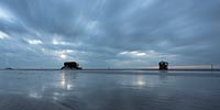  Zwei Pfahlhäuser nach Sonnenuntergang am Strand von  Sankt Peter-Ording