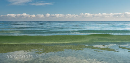Das klare Ostseewasser bietet durch die Welle einen Blick auf den Meeresboden vor dem Sehlendorfer Strand