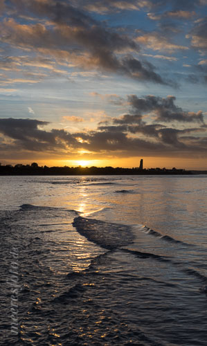 Ostseewellen im warmen Licht eines herbstlichen Sonnenuntergangs vor dem Strand von Stein