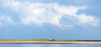  Der Leuchtturm List-Ost am Ellenbogen von Sylt und dunkle Wolken mit sonnigen Auflockerungen
