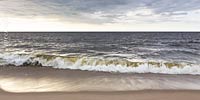  Eine Welle am Nordseeufer vor List an einem Tag mit aufgelockerter Bewölkung