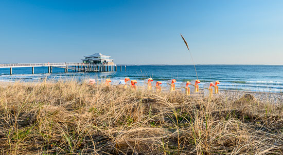 Dünen, Strandkörbe und das Teehaus „Wolkenlos“ im Sonnenschein am Timmendorfer Strand