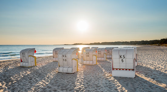 Saisonbeginn mit Strandkörben im Gegenlicht der Sonne am Timmendorfer Strand