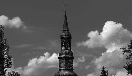  Die St. Laurentius Kirche in Tönning unter einem schönen Sommerhimmel