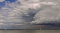Segler unter massiven Gewitterwolken auf der Lübecker Bucht vor Travemünde