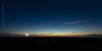  Das Leuchtfeuer von Westerheversand an der Nordsee bei Einbruch der Nacht unter dem Sternenhimmel