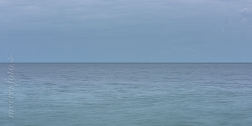  Der Meereshorizont der Ostsee vor Fischland bei Wustrow in einer Langzeitfotografie