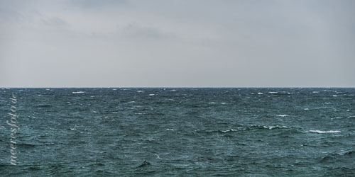  Der Horizont und die vom Weststurm aufgewühlte Ostsee vor Wustrow unter bewölktem Himmel #3