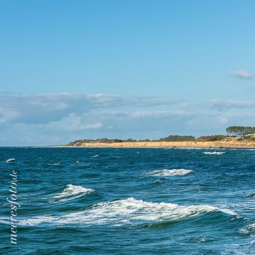 Wellen der Ostsee vor Wustrow und die Steilküste von Ahrenshoop am Horizont #2