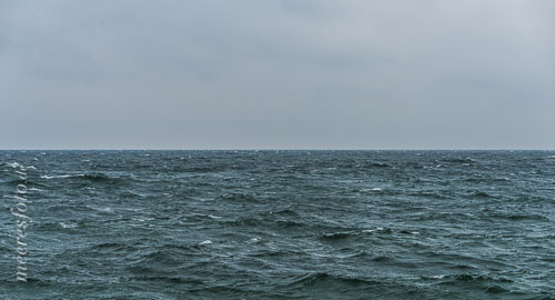  Der Horizont und die vom Weststurm aufgewühlte Ostsee vor Wustrow unter bewölktem Himmel #1