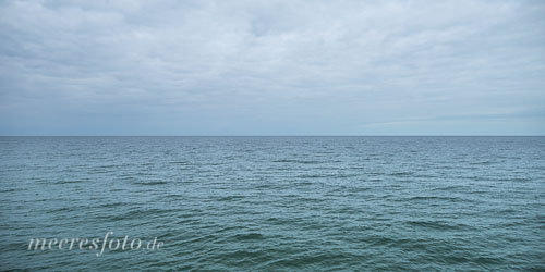  Der Horizont der Ostsee an einem bewölktem Morgen vor Wustrow auf Fischland