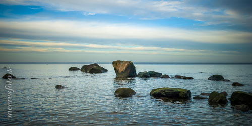 Ufersteine vor Boltenhagen – DETAIL: Große Steine liegen im flachen Uferbereich der Ostsee, vor dem Seebad Boltenhagen.