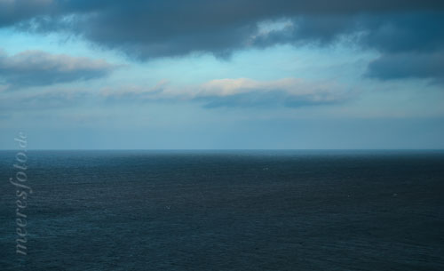 Vor dem Sturm in Boltenhagen – DETAIL: Die Ostsee der weiten Wismarer Bucht vor dem Sturm. Von der Steilküste bei Boltenhagen, kann man weit über das Meer blicken und erkennt den heraufziehenden Sturm schon aus weiter Entfernung.