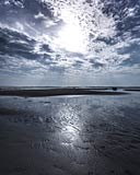  »Kniepsand vor Wittdün, auf Amrum, im starken Gegenlicht – hochkontrast« DETAIL: Foto der teilweise überschwemmten Sandflächen auf dem südwestlichen Strand von Amrum, in reduzierter Farbigkeit und starkem Kontrast.