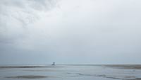  »Ende der Badesaison an der Amrumer Westseite« DETAIL: Verlassen steht ein DLRG-Strandwachthäuschen am flachen Westufer von Amrum, an einem wolkenverhangenem Tag.