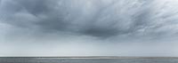  »Regenwolken vor der Amrumer Odde« DETAIL: Die nördliche Spitze Amrums ist die Amrumer Odde. Das Foto zeigt einen Blick Richtung Nordwest mit einer großen Sandbank. Am Horizont liegt die Insel Sylt, mit dem Leuchtturm von Hörnum.