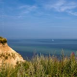  Blick von der Steilküste über die Ostsee, an einem milden sommerlichen Tag bei Dänisch-Nienhof – 1