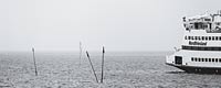  Eine Insel-Fähre fährt aus dem Hafen von Dagebüll – schwarzweiss