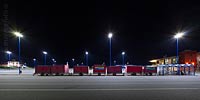  Transportwagen für das Gepäck der Inseltouristen, im Fährhafen von Dagebüll bei Nacht