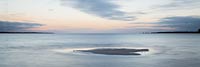  TITEL: Sandbank vor dem Eckernförder Südstrand im Abendlicht DETAIL: Im Licht der untergegangenen Sonne, liegt eine kleine Sandbank im Flachwasserbereich. ORT: Ostsee, Eckernförder Bucht, Eckernförde, Südstrand.