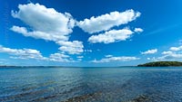  Besondere Wolkenformation über der Eckerförder Bucht –  DETAIL: Über der Förde haben sich einige Wolken zu einer aussergewöhnlichen Form gebildet. Der Uferbereich des Südstrandes, ist an der Aufnahmeposition dieses Fotos, ein Steinriff.