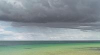  Regen über Staberhuk –  DETAIL: Staberhuk ist die Südostspitze von Fehmarn, das gerichtete Licht welches unter der Wolkendecke durchscheint, bringt das Wasser regelrecht zum leuchten. Über dem Horizont liegt eine dunkle Wolkenbank aus der es stark regnet.