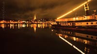  ARBEITSTITEL: Flensburger Hafen bei Nacht mit St. Jürgen-Kirche und dem Salondampfer „Alexandra“