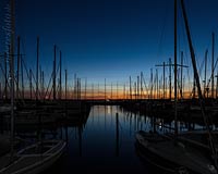  Segelboote nach Sonnenuntergang im Sportboothafen von Heikendorf-Möltenort – 1