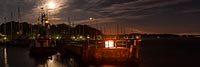  Der Heikendorfer Hafen Möltenort mit dem Feuerschiff bei Nacht und Vollmond