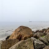  Uferbefestigungssteine am Fördewanderweg und Nebel über der Heikendorfer Bucht