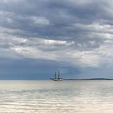 TITEL: »Segelschiff vor dem Strand von Hohwacht« DETAIL: An diesem bewölktem Sommertag liegt vor dem Strand von Hohwacht ein alter Zweimaster vor Anker. ORT: Ostsee, Hohwachter Bucht, Hohwacht, Strand.