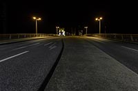  Die Klappbrücke von Kappeln mit Brückenwärterhäuschen bei Nacht