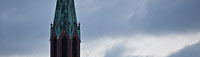  Detail der Pauluskirche in Kiel im Winter –  DETAIL: Die von 1878 bis 1882 im neugotischen Stil erbaute Pauslukirche in einer Detailansicht mit dramatischem Winterhimmel. Die Kirche steht seit 1988 unter Denkmalschutz.