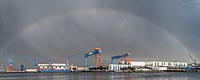  TITEL: »Regenbogen nach starkem Regenschauer über der Howaldtswerke-Deutsche-Werft« ORT: Ostsee, Kieler Bucht, Kiel, Hafen.